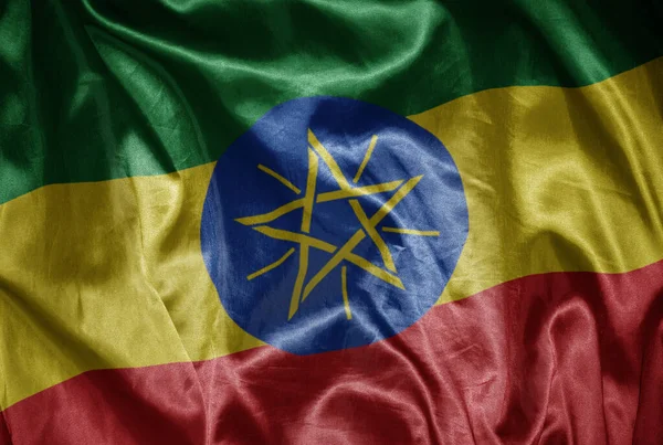 Machając Barwną Lśniącą Flagą Narodową Etyopii Jedwabistej Fakturze — Zdjęcie stockowe