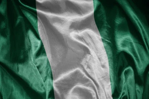絹のような質感でナイジェリアのカラフルな輝く大きな国旗を振って — ストック写真