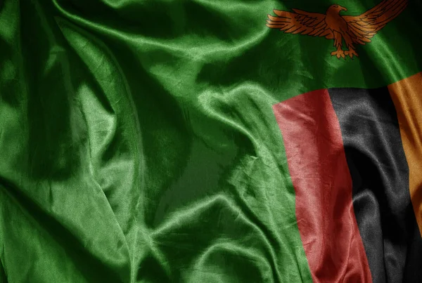 絹のような質感でザンビアのカラフルな輝く大きな国旗を振って — ストック写真