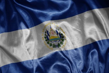 El Salvador 'un renkli, büyük ulusal bayrağını ipeksi bir dokuda sallıyordu.