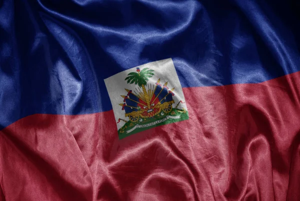 Κυματίζει Πολύχρωμο Λαμπερό Μεγάλη Εθνική Σημαία Της Αϊτής Μεταξένια Υφή — Φωτογραφία Αρχείου