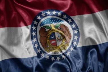 Missouri eyaletinin renkli, parlak bayrağını ipeksi bir dokuda sallıyordu.