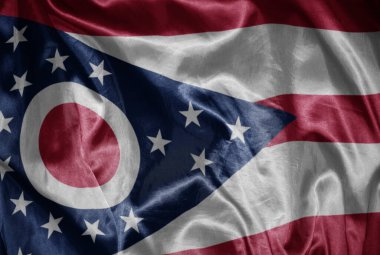 Ohio Eyaleti 'nin renkli, parlak bayrağını ipeksi bir dokuda sallıyordu.