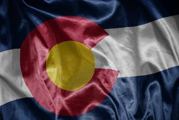 Acenando Colorido Brilhando Grande Bandeira Estado Colorado Uma Textura Sedosa — Fotografia de Stock