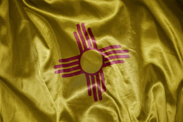絹のような質感でニューメキシコ州のカラフルな輝く大きな旗を振って — ストック写真