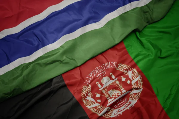 아프가니스탄의 국기와 감비아의 국기를 흔들고 — 스톡 사진