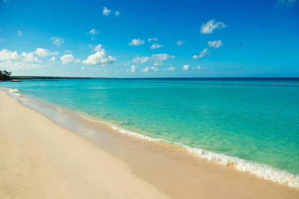 Kust van de Caribische zee. Reizen rond de werelden paradijzen. — Stockfoto