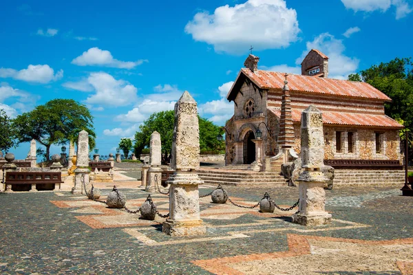 Antigua aldea Altos de Chavon - Ciudad colonial reconstruida en República Dominicana. Casa de Campo, La Romana . —  Fotos de Stock