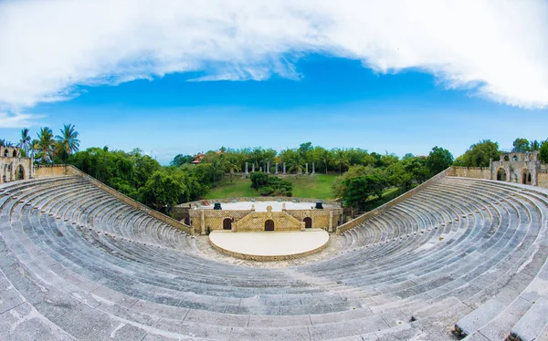 Amphitheater in ancient village Altos de Chavon - Colonial town reconstructed in Casa de Campo, La Romana, Dominican Republic. tropical seaside resort — Stock Photo, Image