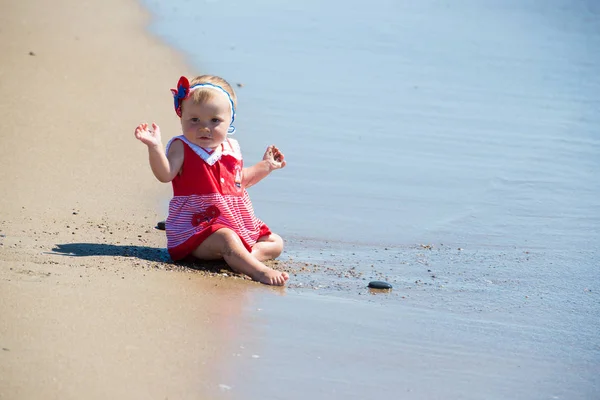 Çocuk Kum Sahil Üzerinde Günbatımı Zaman Oynuyor — Stok fotoğraf