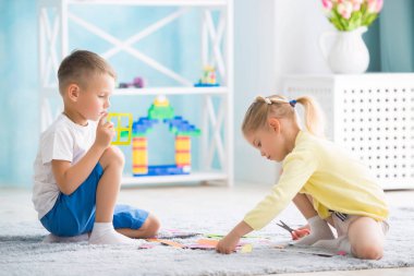 Çocuk evde oynarken bir kızla