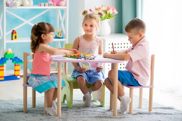 어린 아이 놀이 다채로운 연필와 무승부 — 스톡 사진