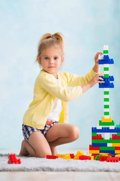 Fata a construit un turn de cuburi. Bucuria jocurilor — Fotografie, imagine de stoc