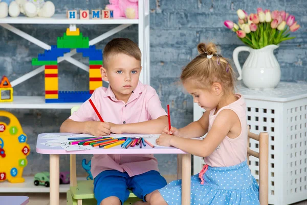 Ragazzo con una ragazza che gioca a casa — Foto Stock