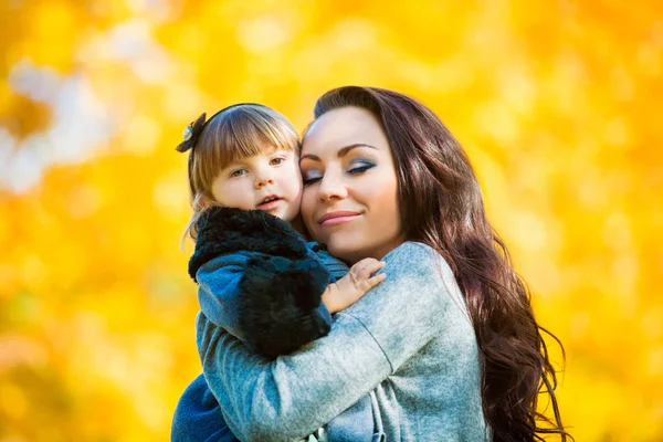 Niña Madre Jugando Parque Otoño — Foto de Stock