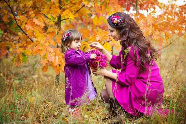 Küçük Kız Annesi Sonbahar Parkında Oynuyorlar — Stok fotoğraf