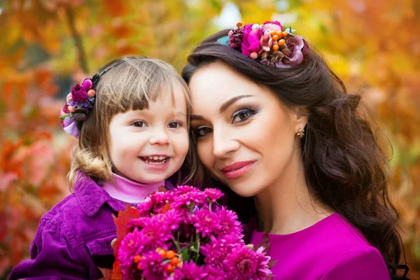 Kleines Mädchen Und Ihre Mutter Spielen Herbstpark — Stockfoto