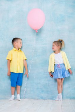 Çocuk çocuk bir kız için bir balon verir. İşaret-in ilgi, sempati ve Kur.