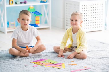 Çocuk evde oynarken bir kızla