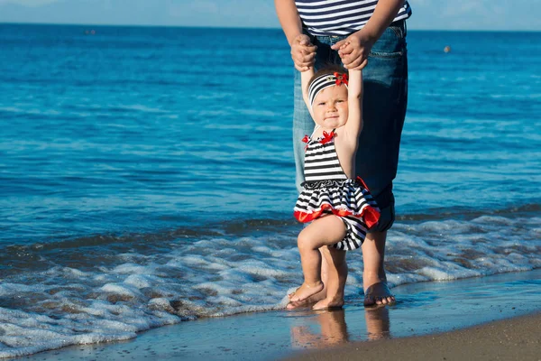 Glücklicher Vater spielt mit süßer kleiner Tochter am Strand — Stockfoto