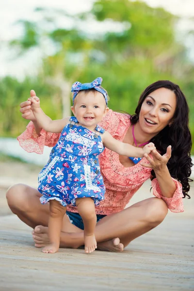 Happy mother and daughter portrait. Family holiday by the sea. — Stock Photo, Image