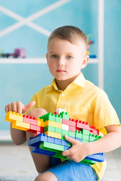 Ragazzo gioca a cubi e il progettista della casa — Foto Stock