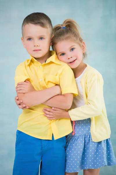Друзья мальчик и девочка обнимаются друг с другом — стоковое фото