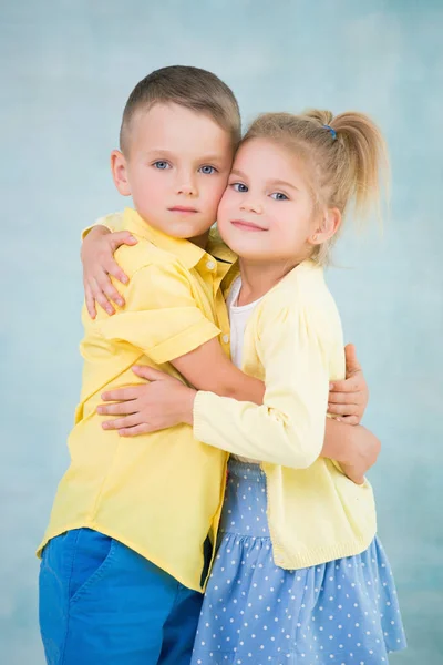 Friends boy and girl hugging each other — Stock Photo, Image