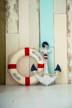 Çapa ve ahşap arka plan üzerinde yaşam çizgisi ile deniz konulu kompozisyon.