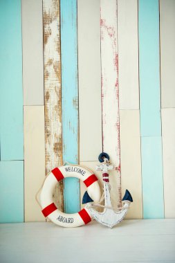 Çapa ve ahşap arka plan üzerinde yaşam çizgisi ile deniz konulu kompozisyon.