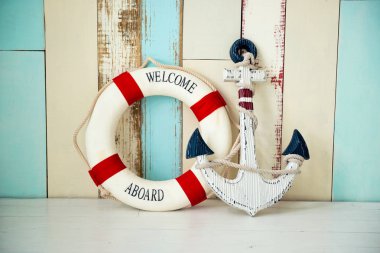 Çapa ve ahşap arka plan üzerinde yaşam çizgisi ile deniz konulu kompozisyon.