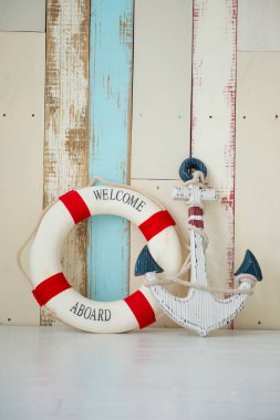 Çapa ve ahşap arka plan üzerinde yaşam çizgisi ile deniz konulu kompozisyon.