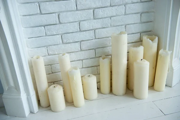 装饰壁炉里的白色蜡烛 内部详细信息 — 图库照片