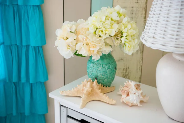 Une Lampe Blanche Vase Fleurs Tiennent Sur Table Chevet — Photo