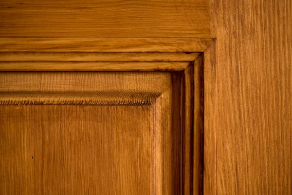木製茶色の木製のドアの細部の彫刻 — ストック写真