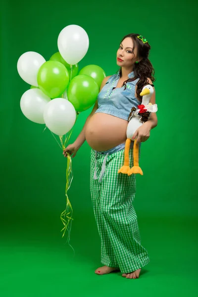 Mujer Embarazada Con Globos Cigüeña Sobre Fondo Verde Mira Barriga — Foto de Stock