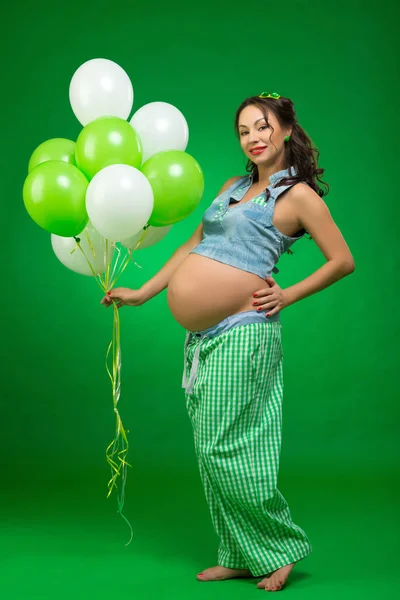 Mujer Embarazada Con Globos Sobre Fondo Verde Mira Barriga Anticipación —  Fotos de Stock