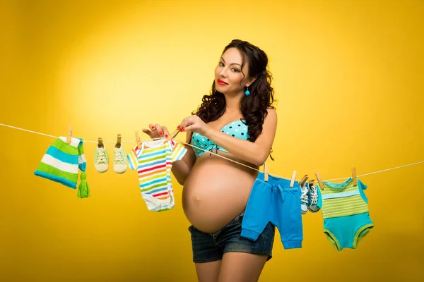 Mulher Grávida Feliz Pendurado Roupas Para Futuro Bebê Espera Bebé — Fotografia de Stock