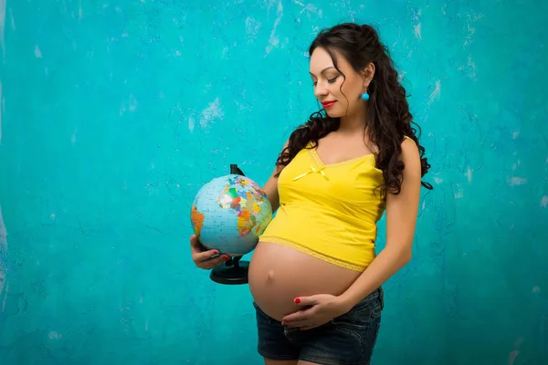 Zwangere Kaukasische Vrouw Met Globe Blauwe Achtergrond — Stockfoto