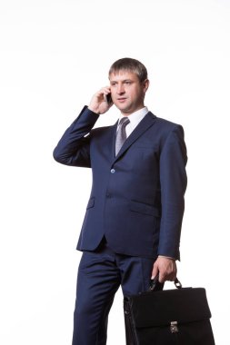 Beyaz arka plan üzerinde telefonla konuşurken mutlu işadamı.