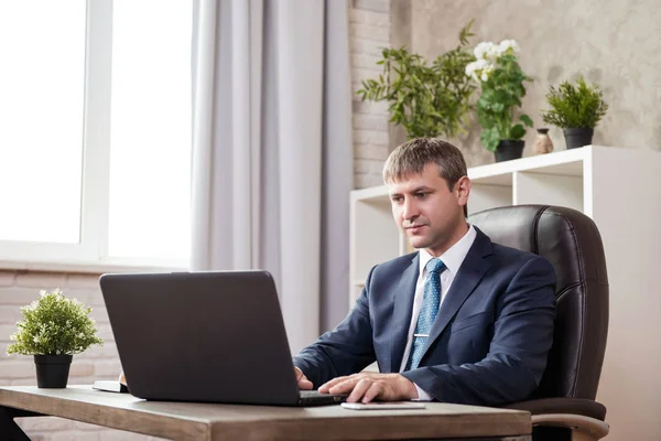 Серйозний Бізнесмен Який Працює Ноутбуком Своєму Офісі Столом — стокове фото
