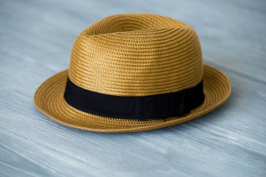 Adam, bir arka plan gri ahşap panoları için Vintage hasır şapka moda