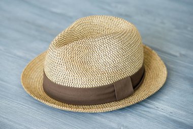 Adam, bir arka plan gri ahşap panoları için Vintage hasır şapka moda