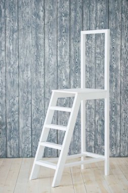 gri ahşap Komiteler arka plan üzerinde beyaz ahşap merdiven