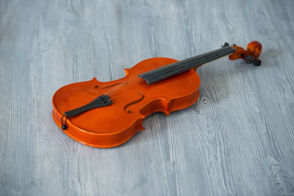 Violin toy on a background of gray wooden boards — Stock Photo, Image