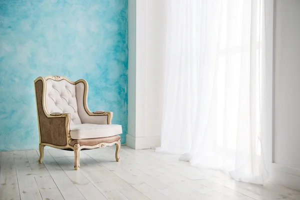 Винтажное кресло против белой стены и большого окна с занавесом. Место для вашей копии — стоковое фото