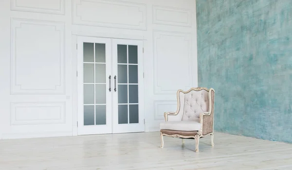Винтажное кресло против белой стены на фоне двери. Место для копирования — стоковое фото