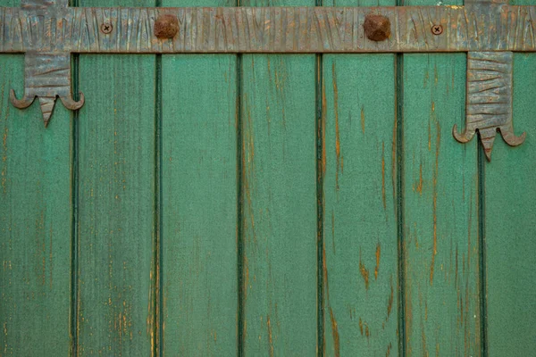 鍛造金属緑色古い木製のドア — ストック写真