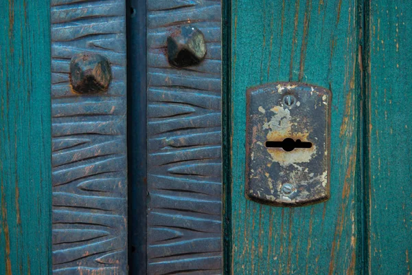 古い錆ついた 挨りだらけの鍵穴の壁紙 古い木製のドアの背景にビンテージの鍵穴 古いドアの鍵穴 — ストック写真