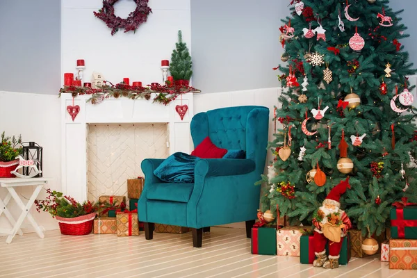 Noel ve Yeni Yıl dekore edilmiş iç mekan hediyeler ve yeni yıl ağacı.